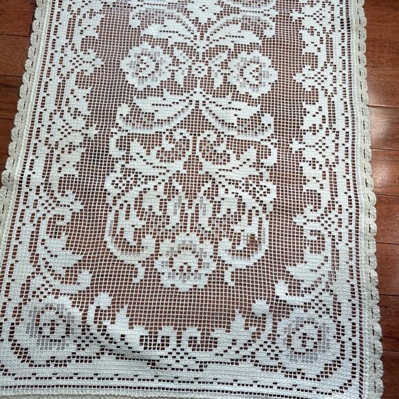 Vintage Handcrafted Crochet Lace Table Runner Floral Pattern 38" x 17" - Picture 1 of 14